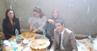 بالفيديو.. رئيسة القومى للمرأة وممثلتا الأمم المتحدة يتناولن الفطير والعسل ببنى سويف